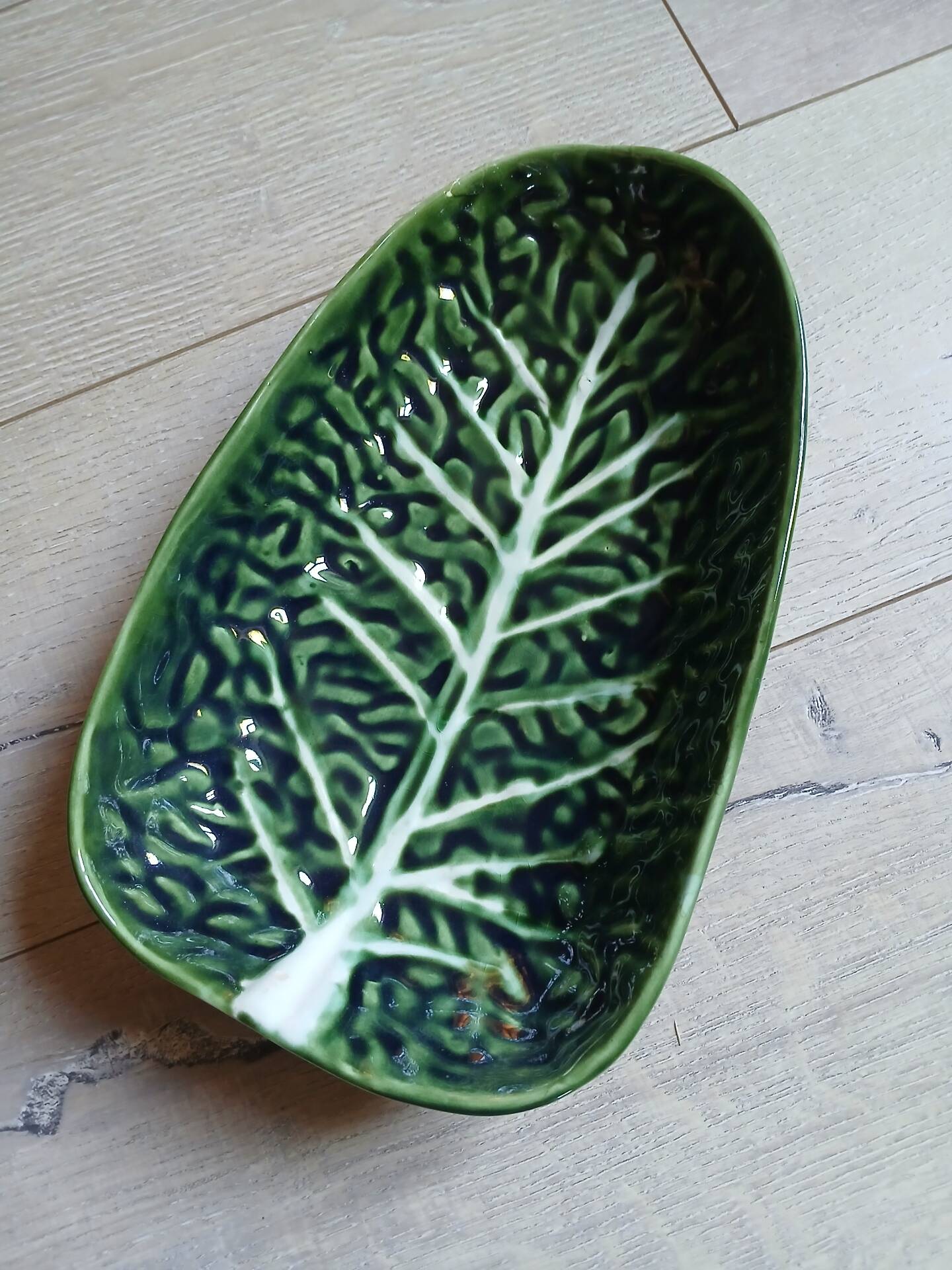 Plat creux en barbotine feuille de chou