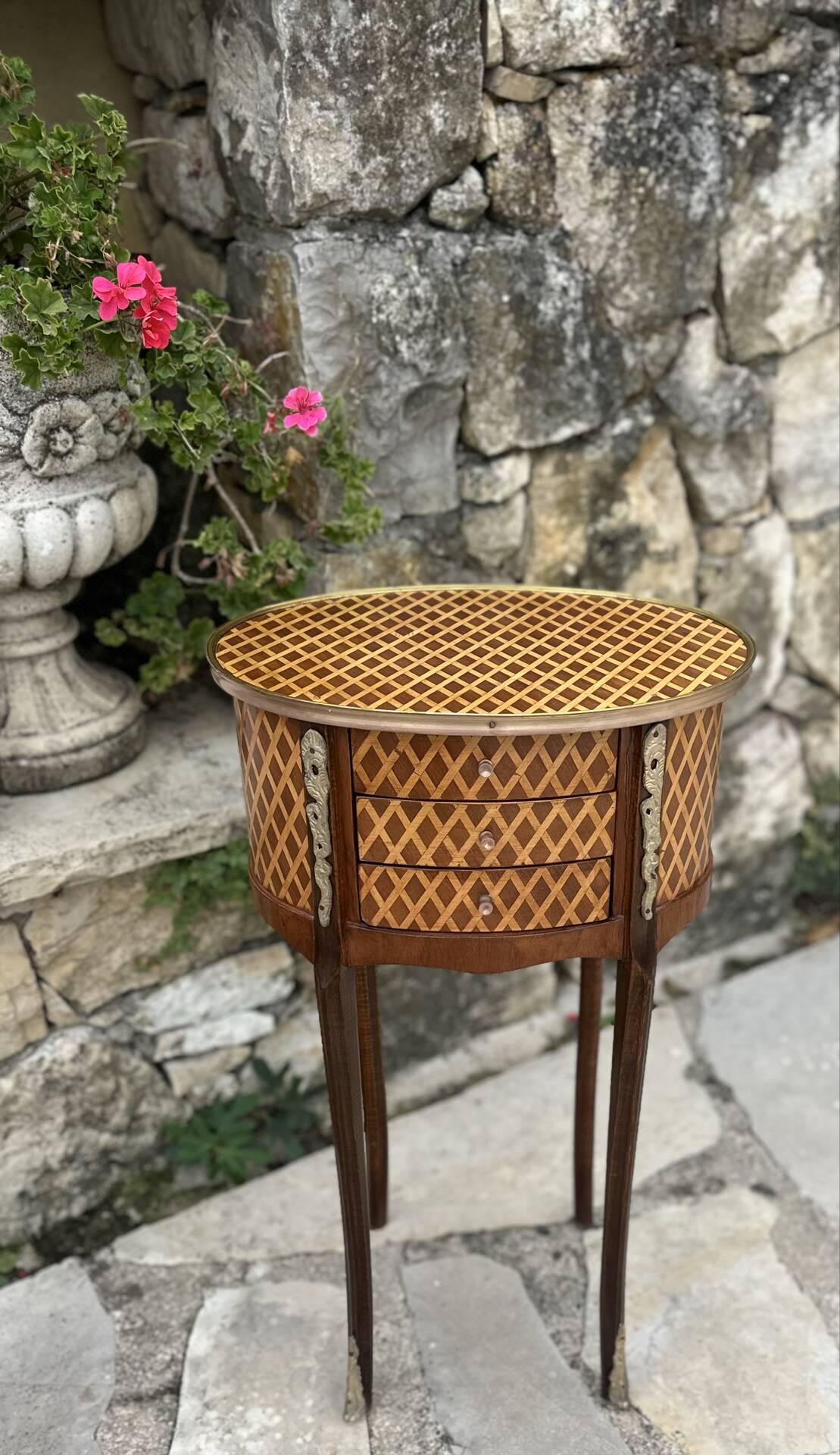 Chiffonier table or folding table in precious wood marquetry.