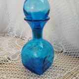 Carafe en verre bosselé bleu