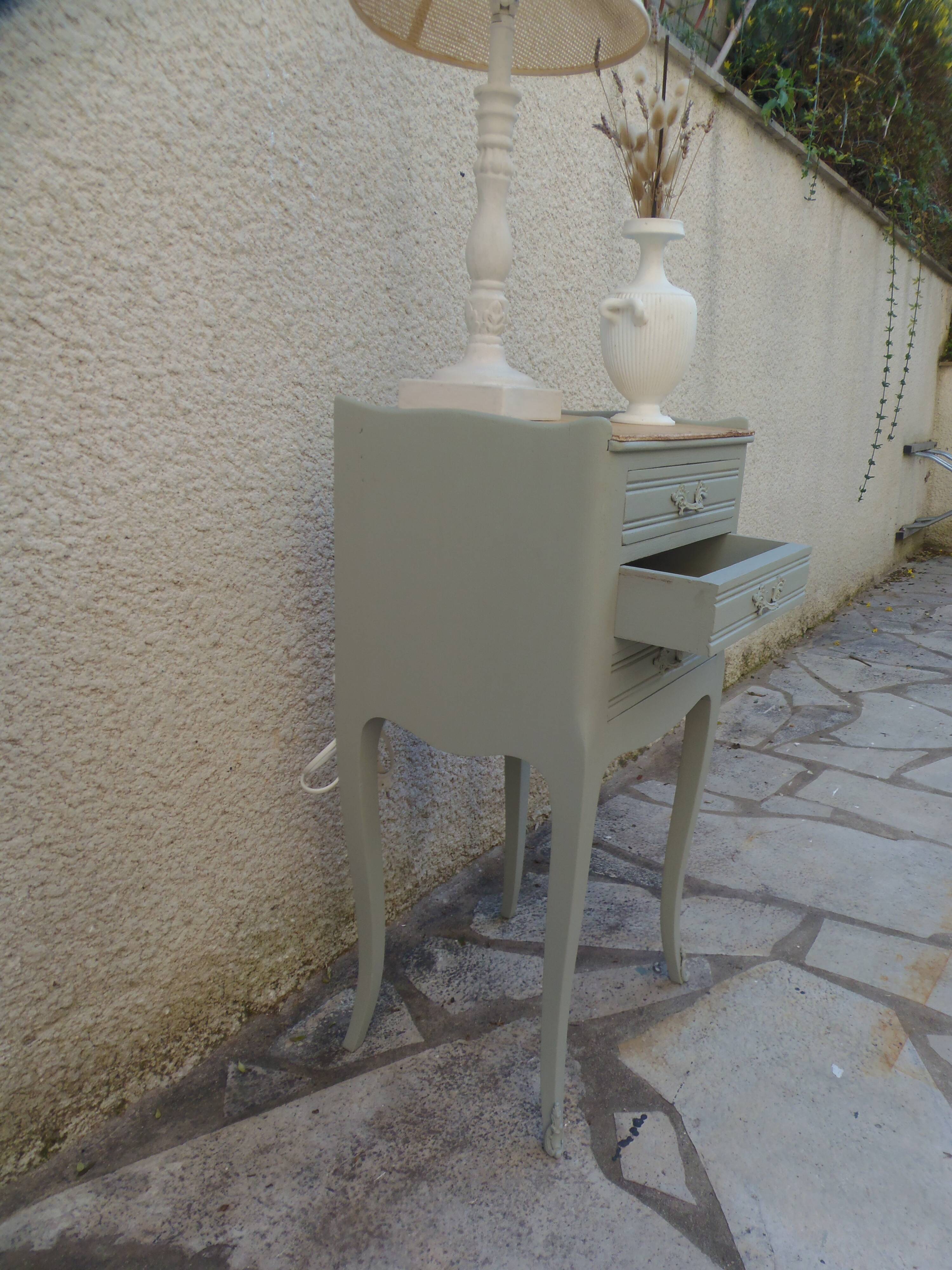 Chevet style Louis XV de belle facture réenchanté en vert de gris.