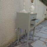 Chevet style Louis XV de belle facture réenchanté en vert de gris.