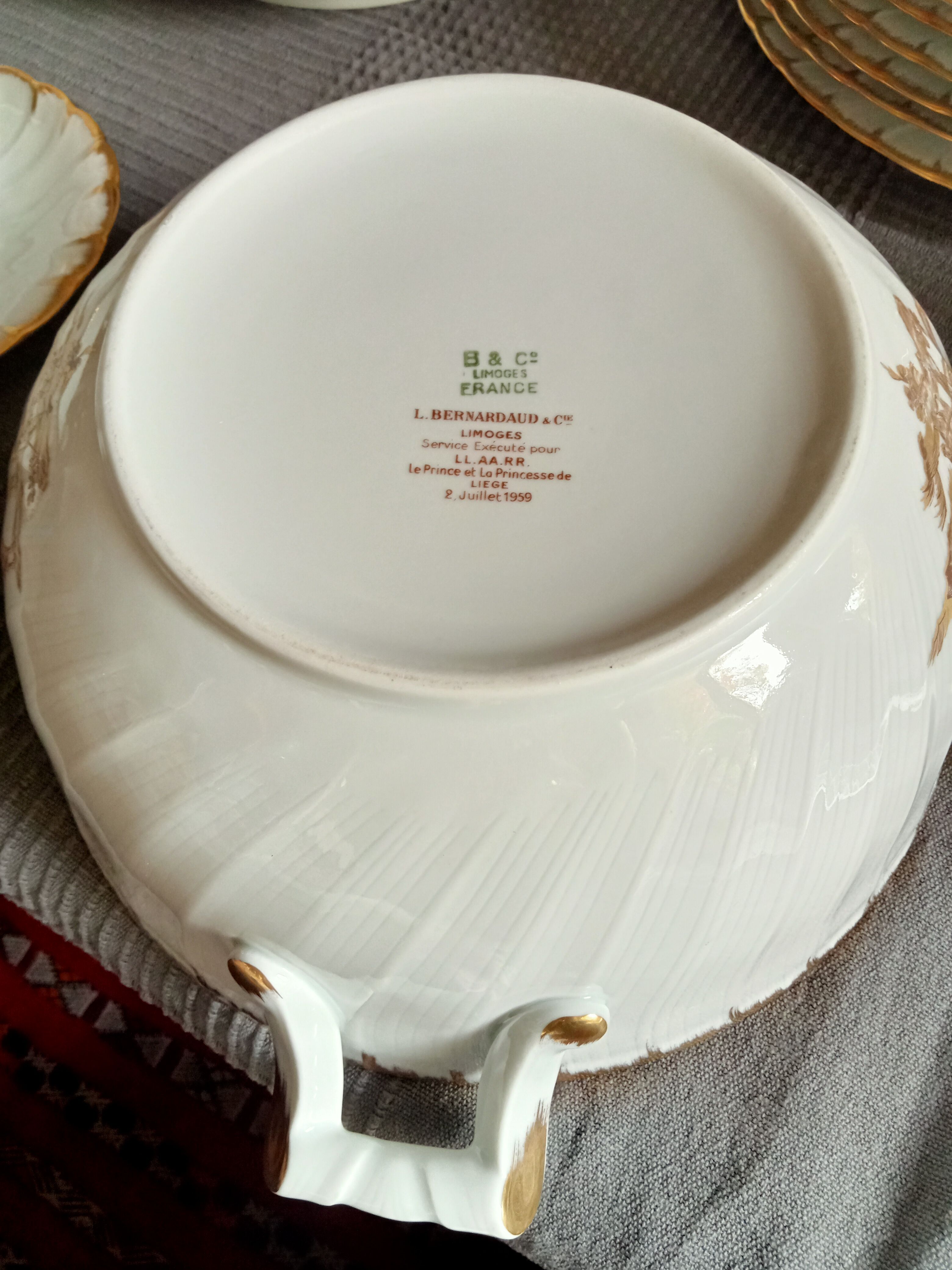 Soupière en procelaine de Limoges blanche et dorée