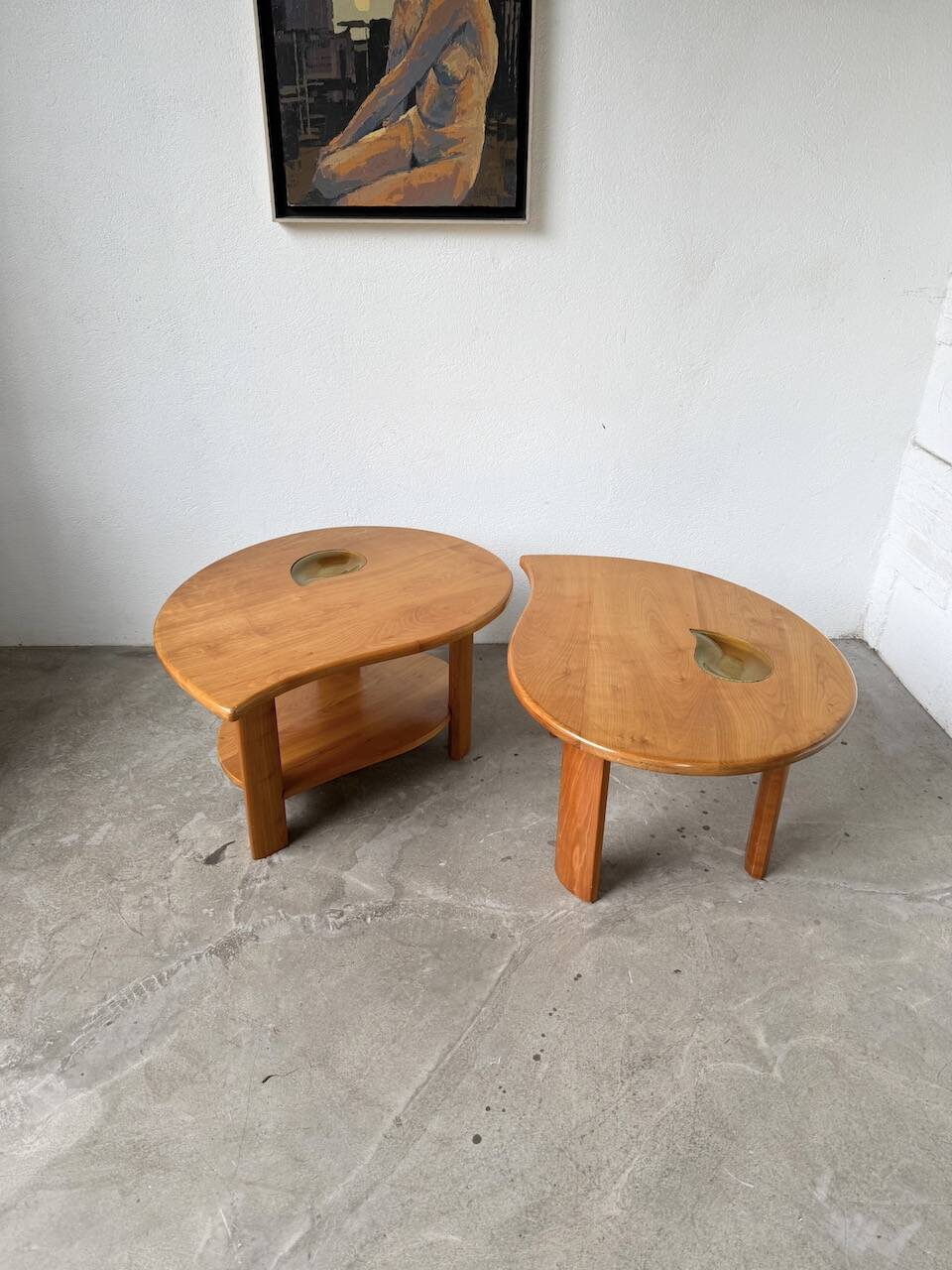 Tables basses en orme formant une goutte