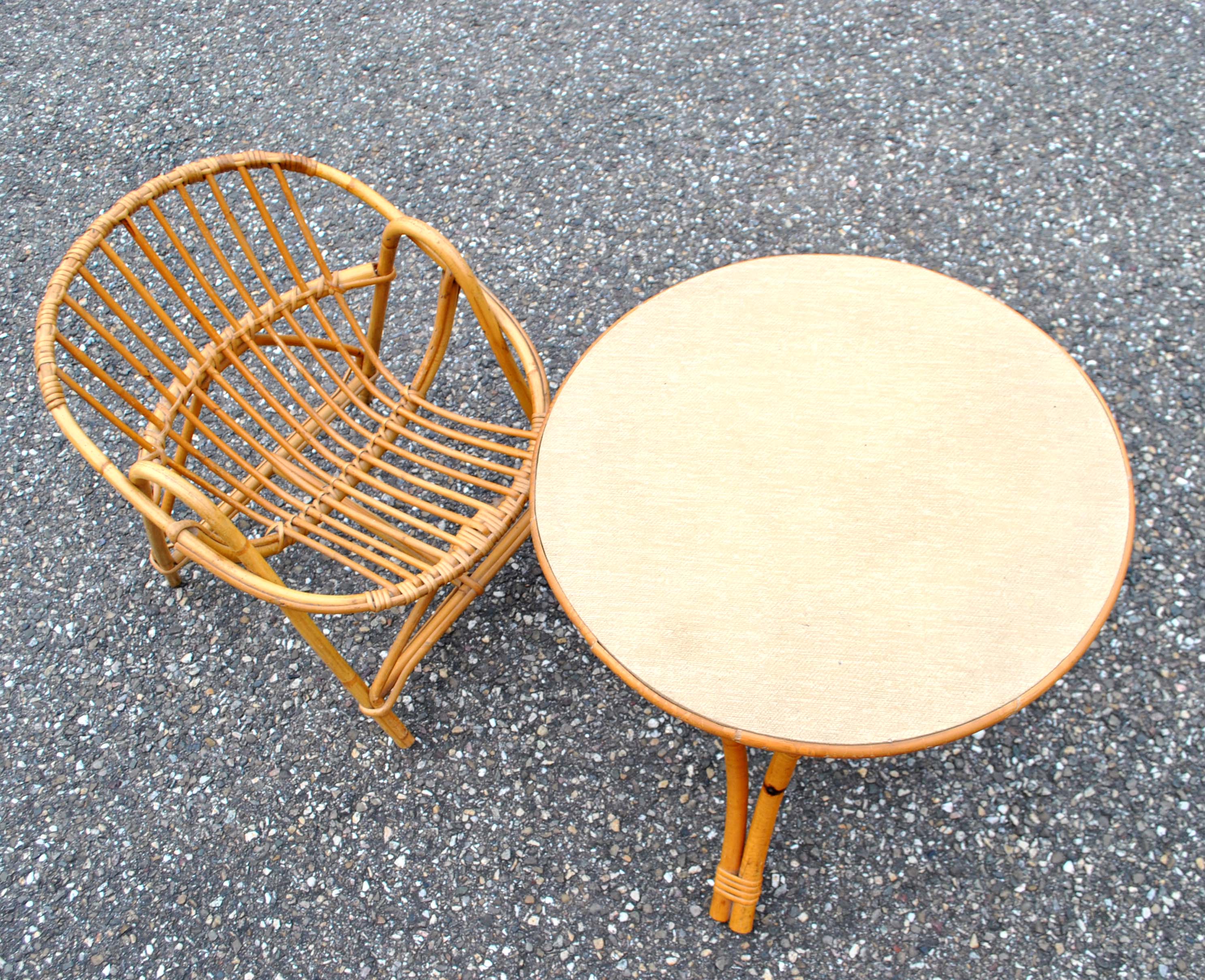 Fauteuil et table d'enfant vintage en rotin et bambou 1960-1970 Bureau et chaise cintré