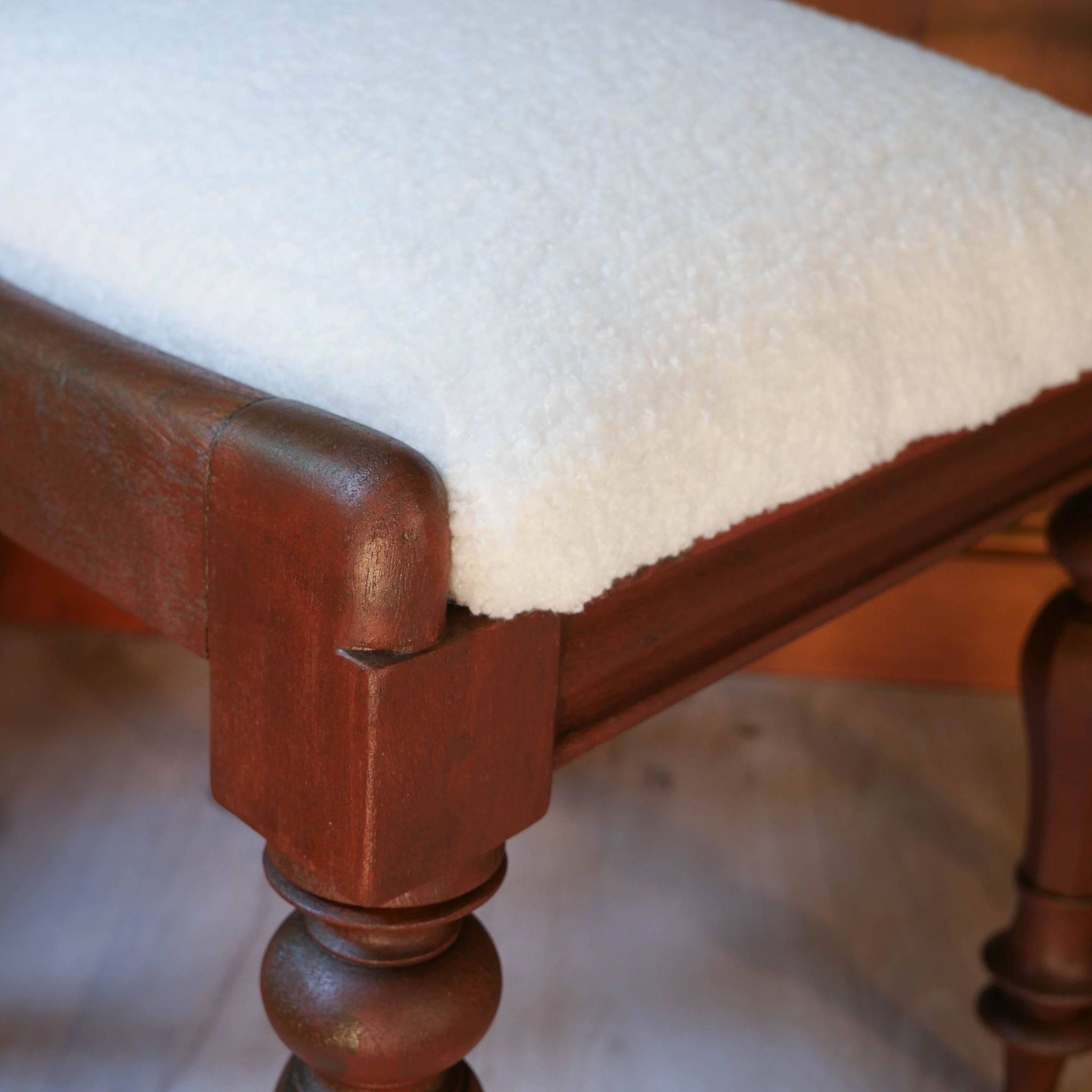 Paire de chaises anglaise style régence, tissu bouclette blanc