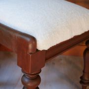 Paire de chaises anglaise style régence, tissu bouclette blanc