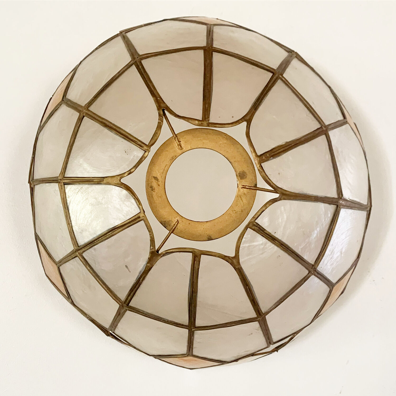 Suspension in mother-of-pearl and two-tone brass