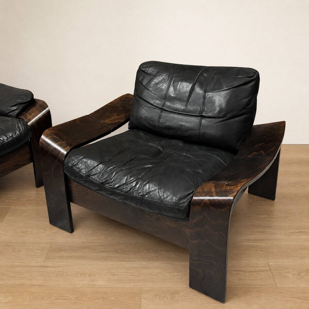 Paire de fauteuils scandinaves en cuir et palissandre