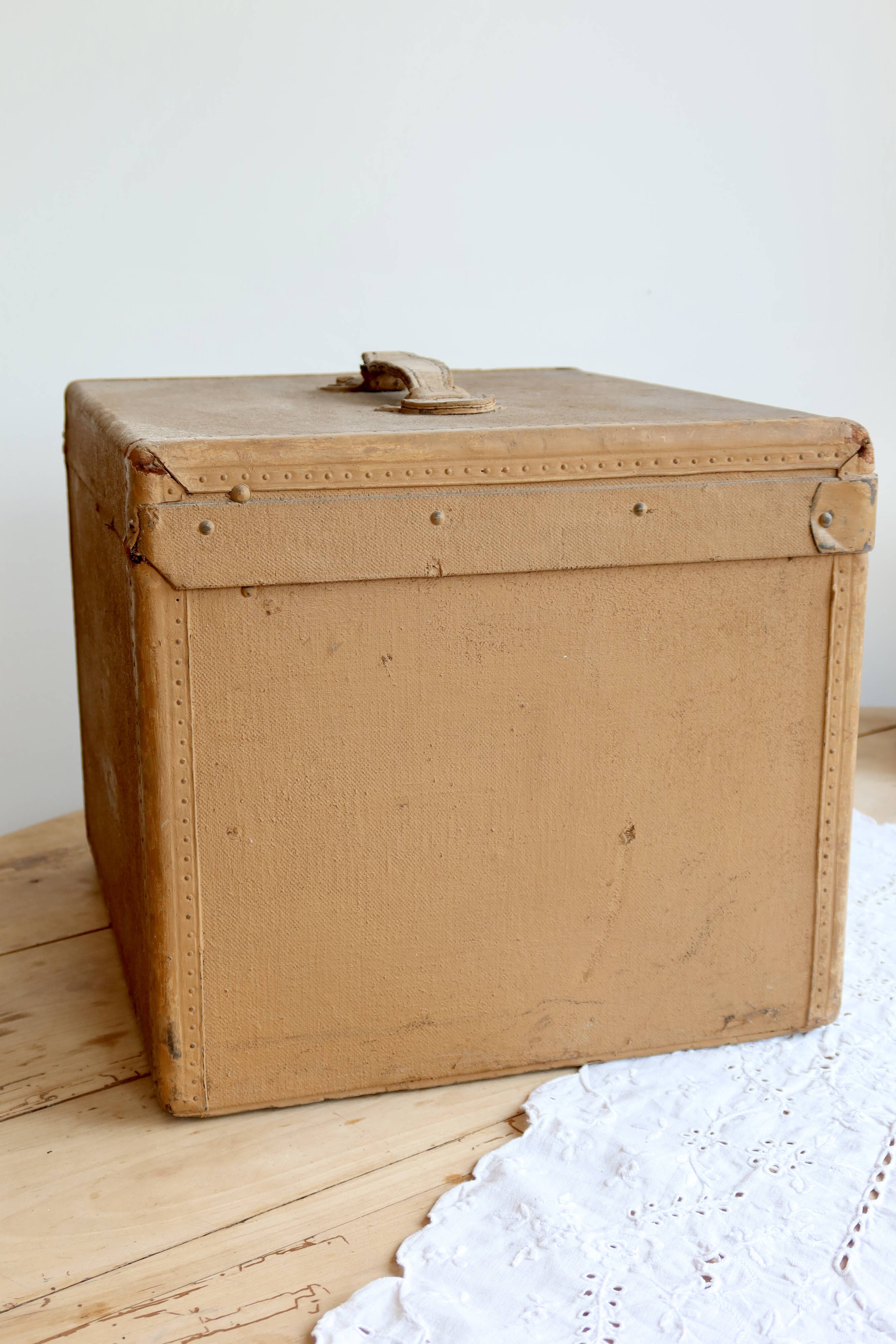 Vintage ochre trunk – Storage chest