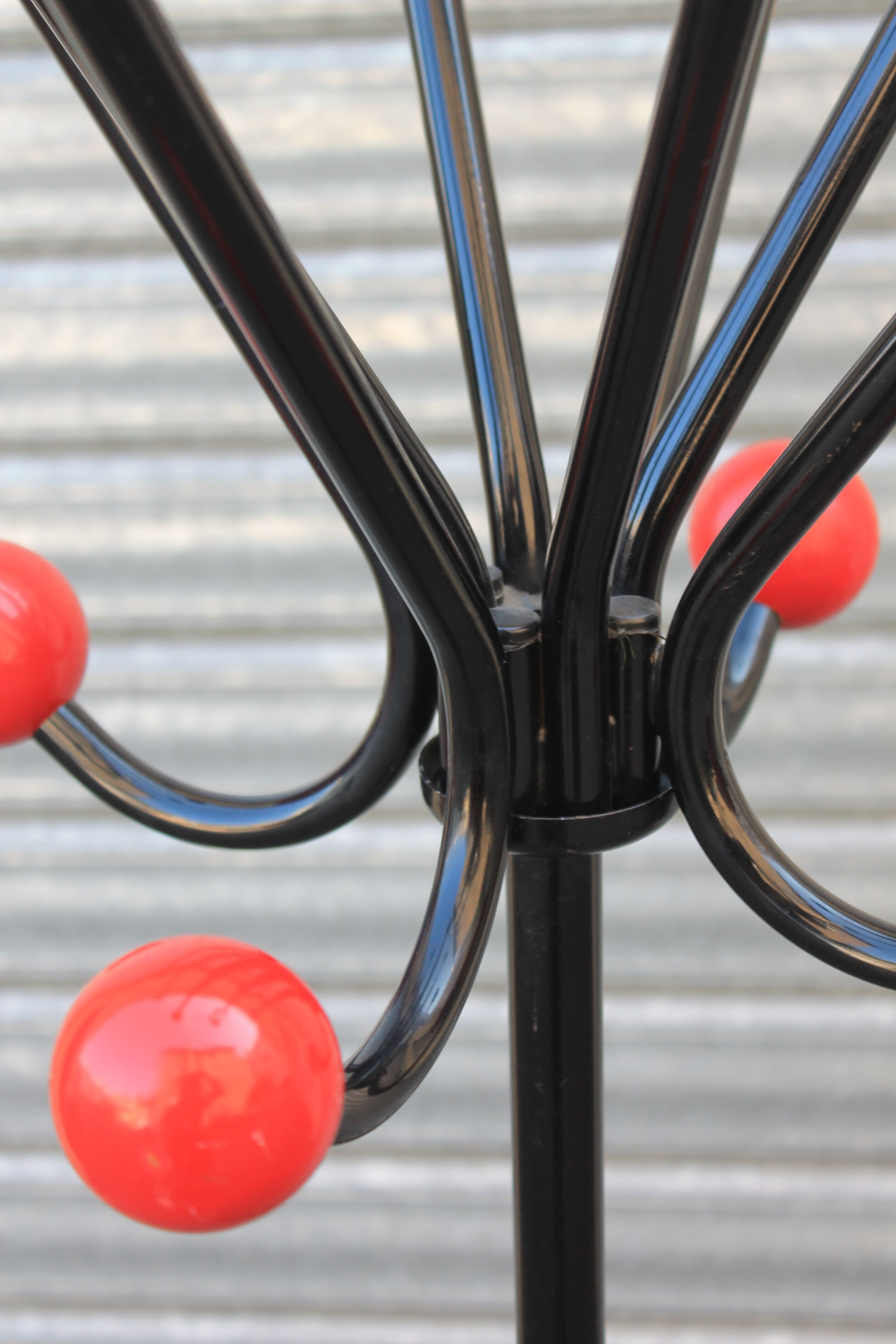 Ball-wearing coat hanger