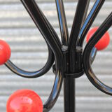 Ball-wearing coat hanger