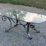 Table basse des années 70 en fer forgé plateau en verre bec de corbin