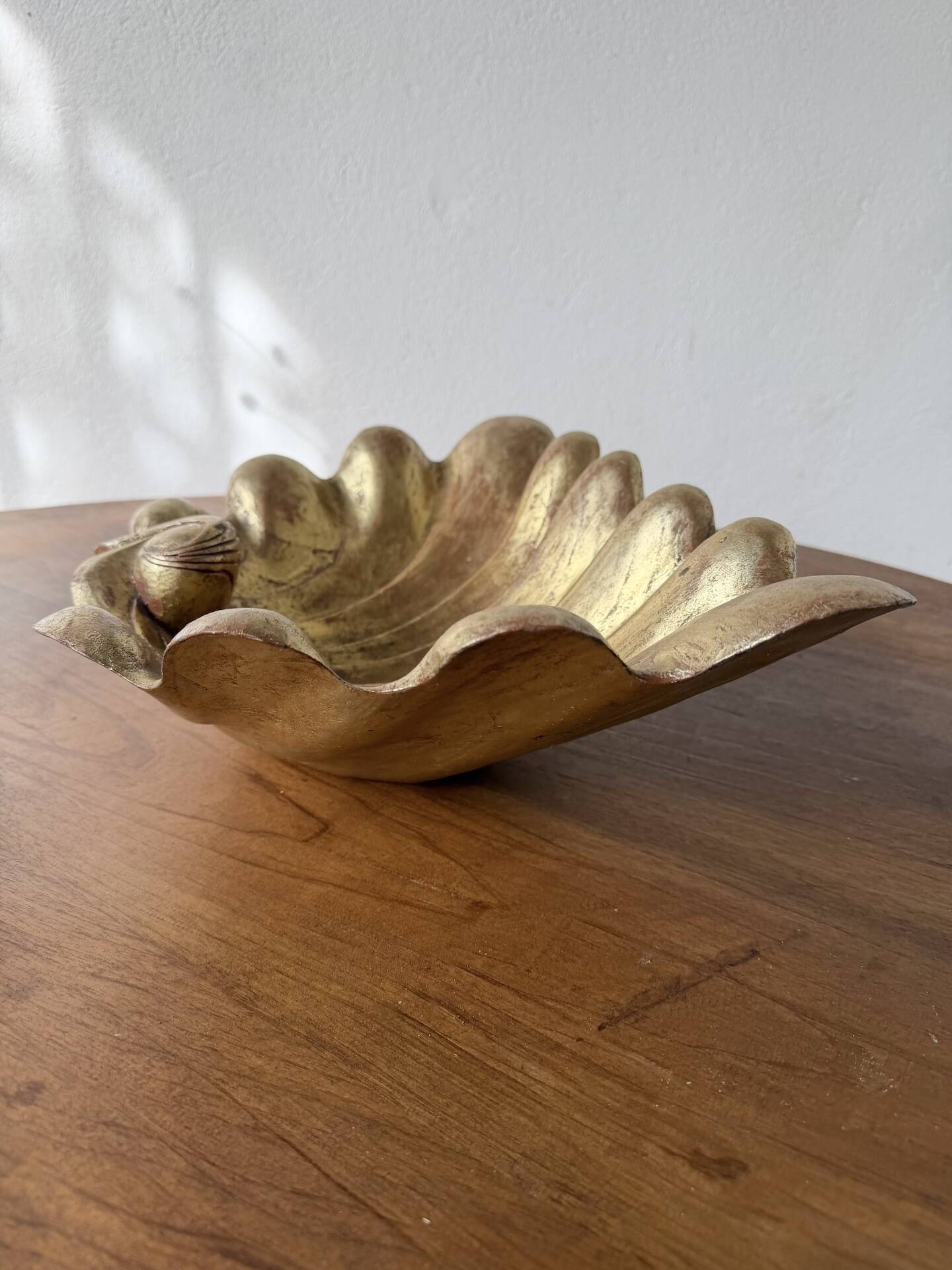 Immense wooden plate 1900 shell with golden patina