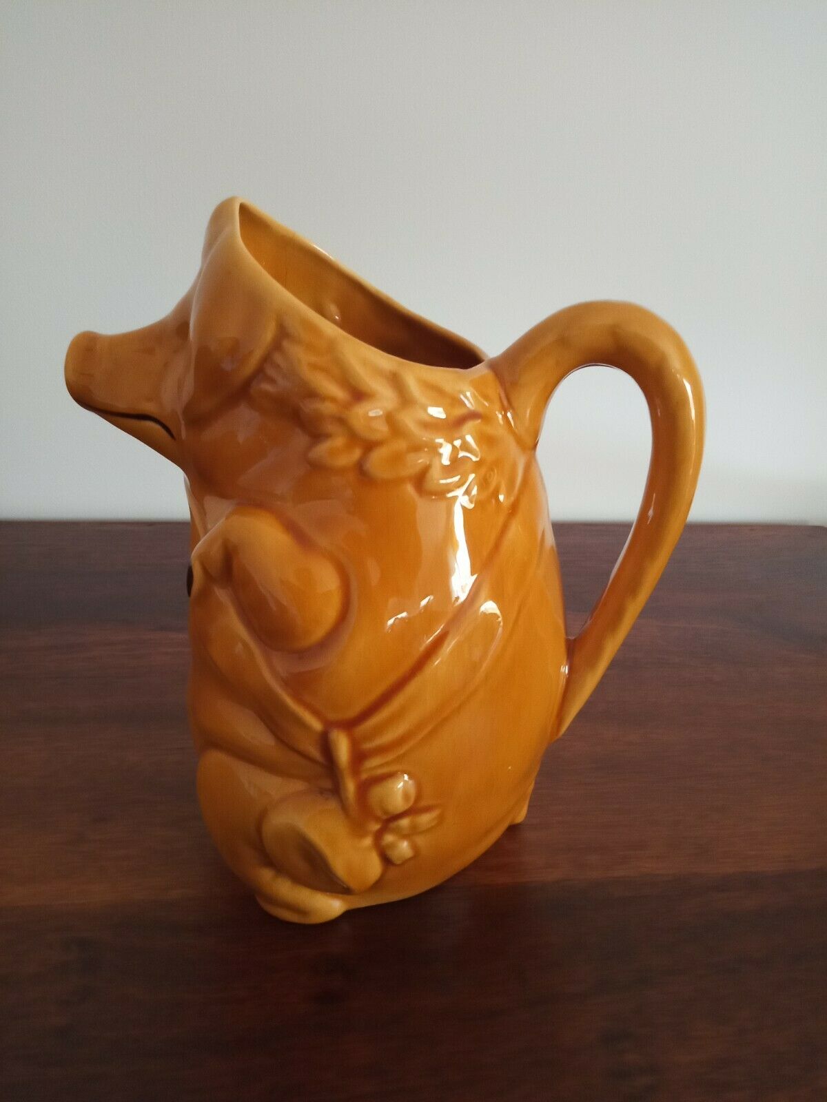 Anthropomorphic pitcher in dabbling