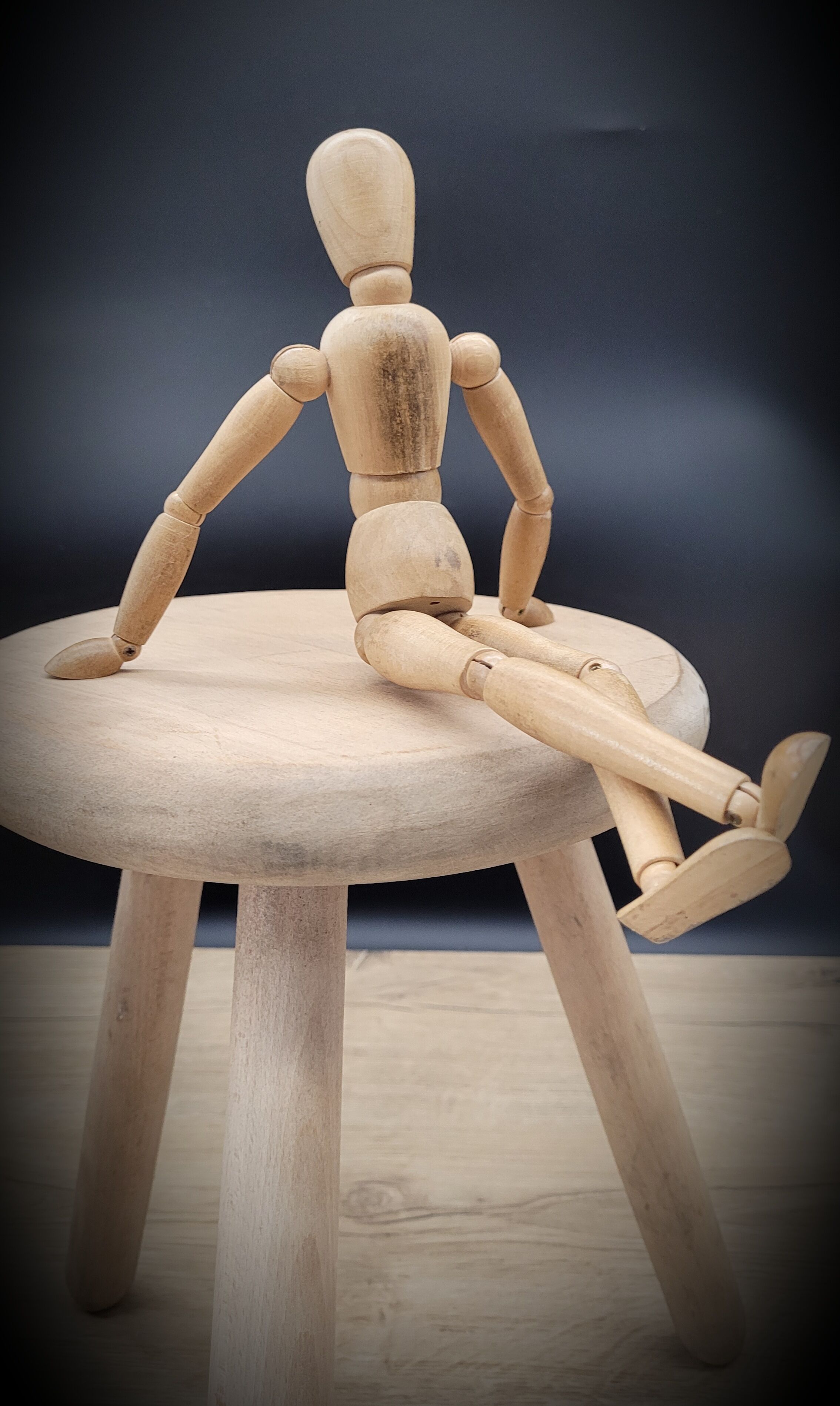 Light wood tripod stool ter