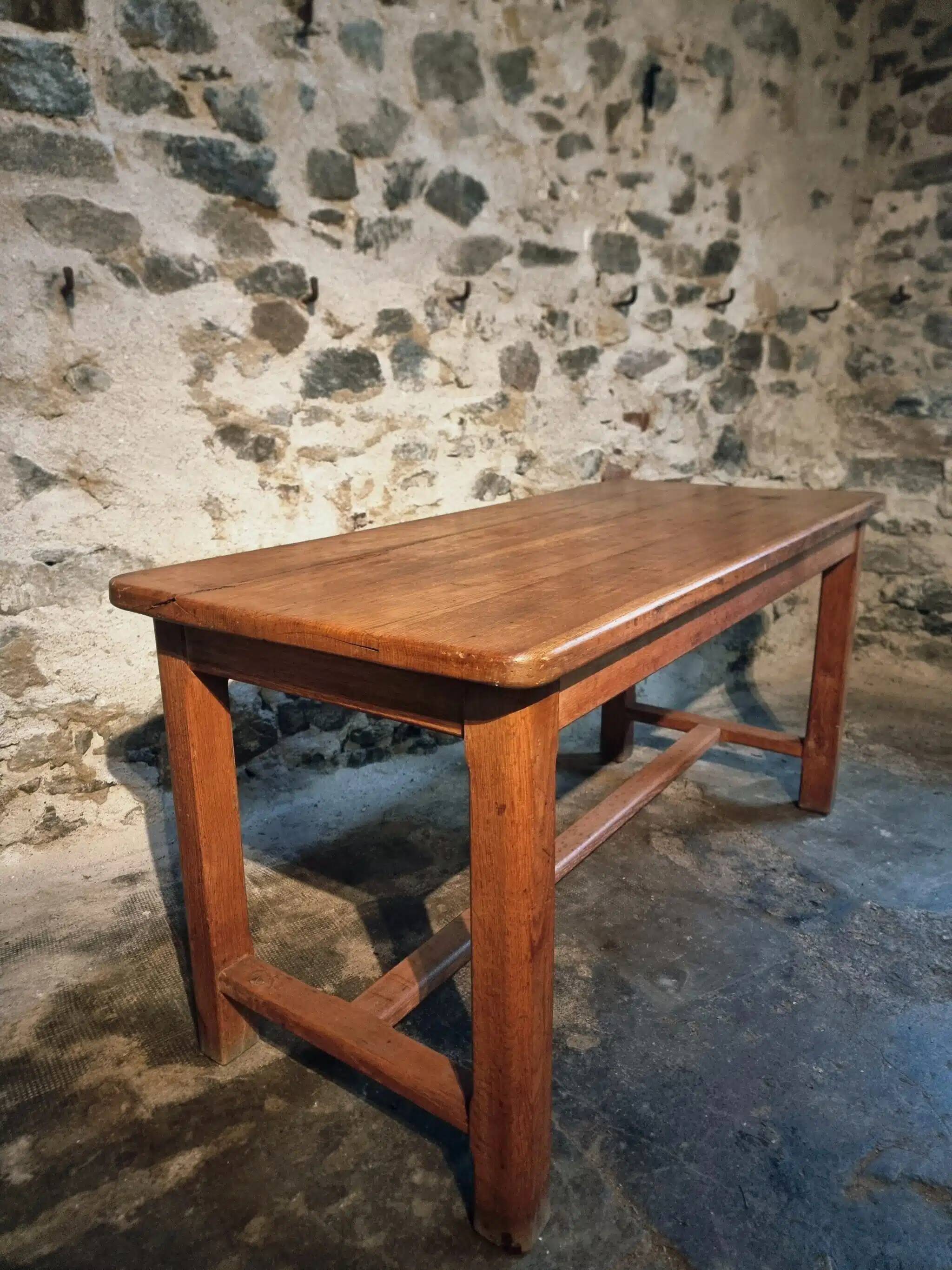 Table vintage en chêne français avec finition vernie d'origine
