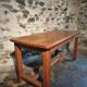 Table vintage en chêne français avec finition vernie d'origine