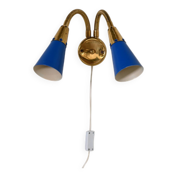 Lampe murale en laiton ajustable et métal laqué, Scandinavie, années 1960.