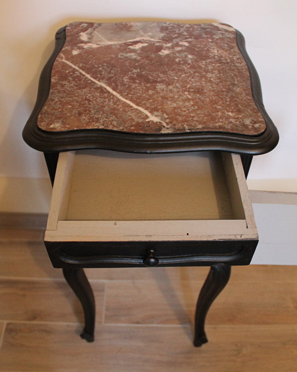 Table de chevet Louis XV patinée noire