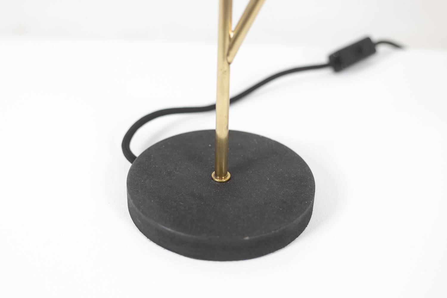 Stilnovo. 3-light lamp in sheet metal and brass. 1960s.