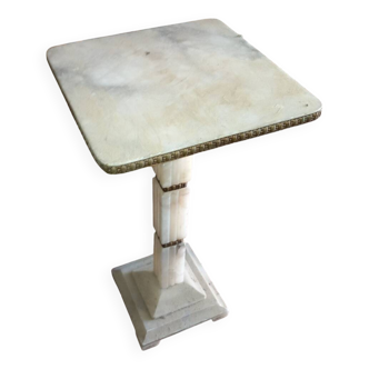 Pedestal table