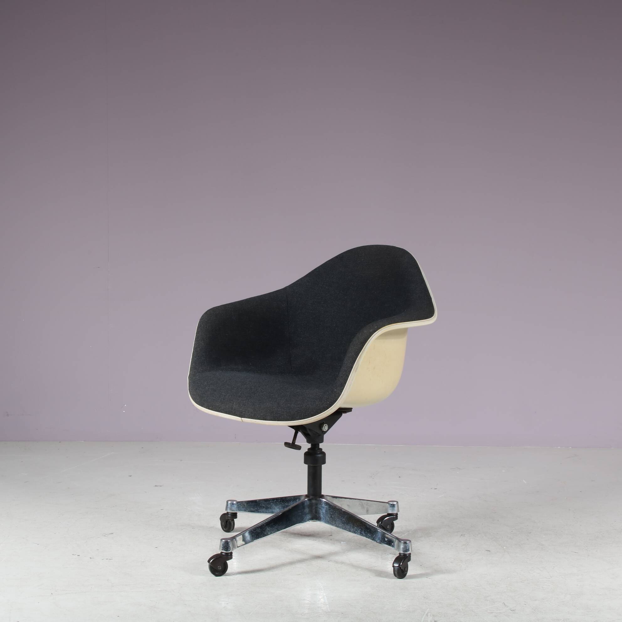 1970s office chair by Charles & Ray Eames for Herman Miller, USA