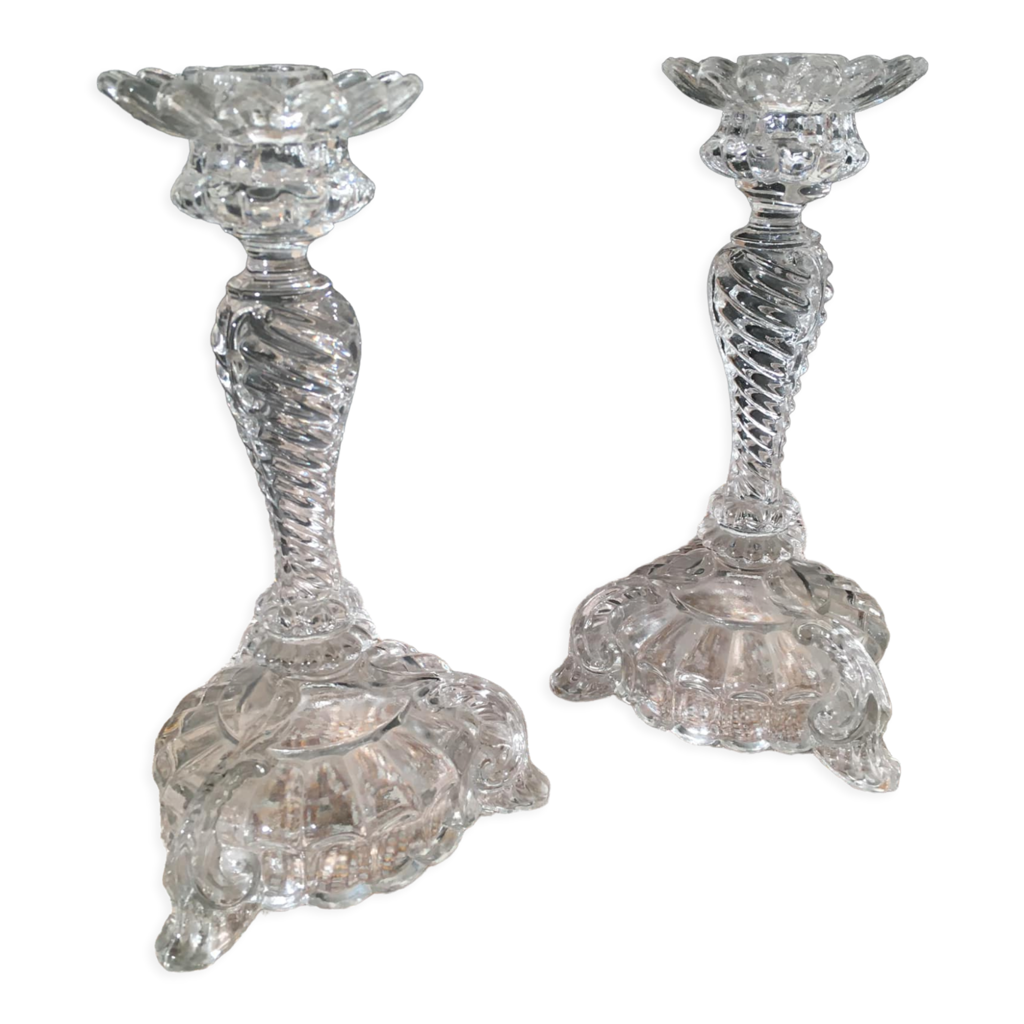 Duo de bougeoirs en verre finement travaillés