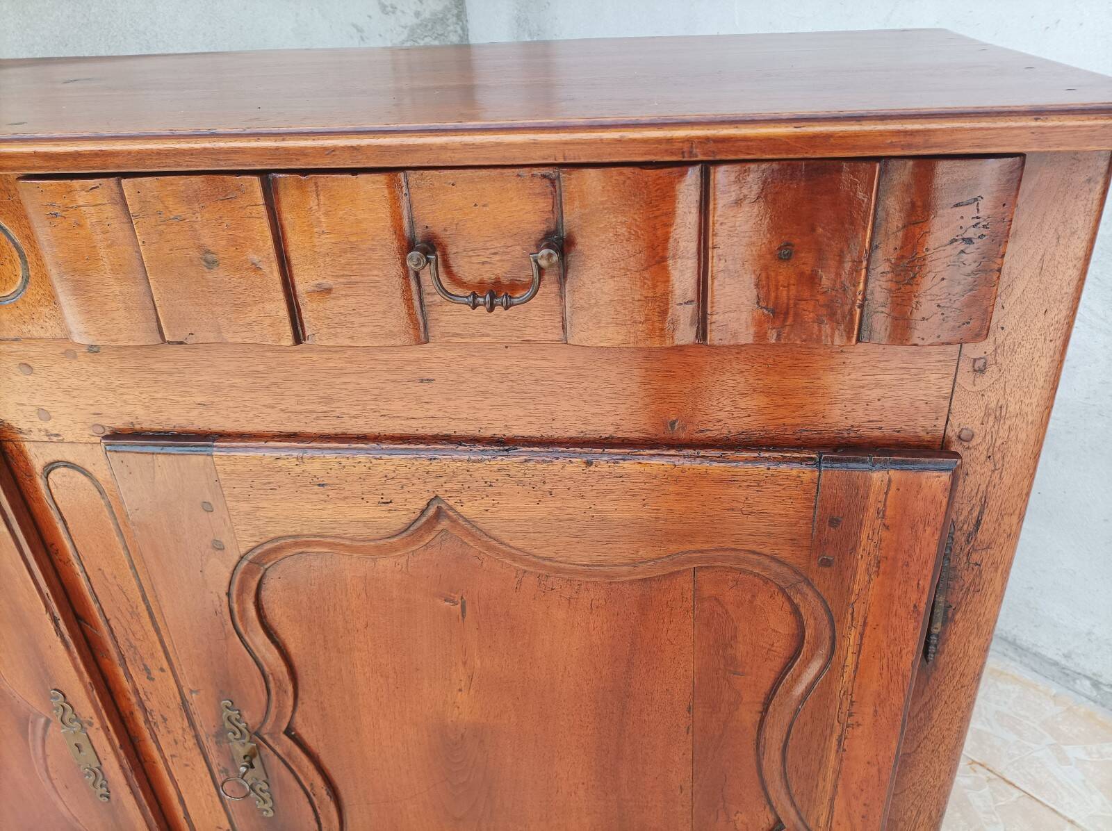 Louis XV walnut buffet from the 18th century.