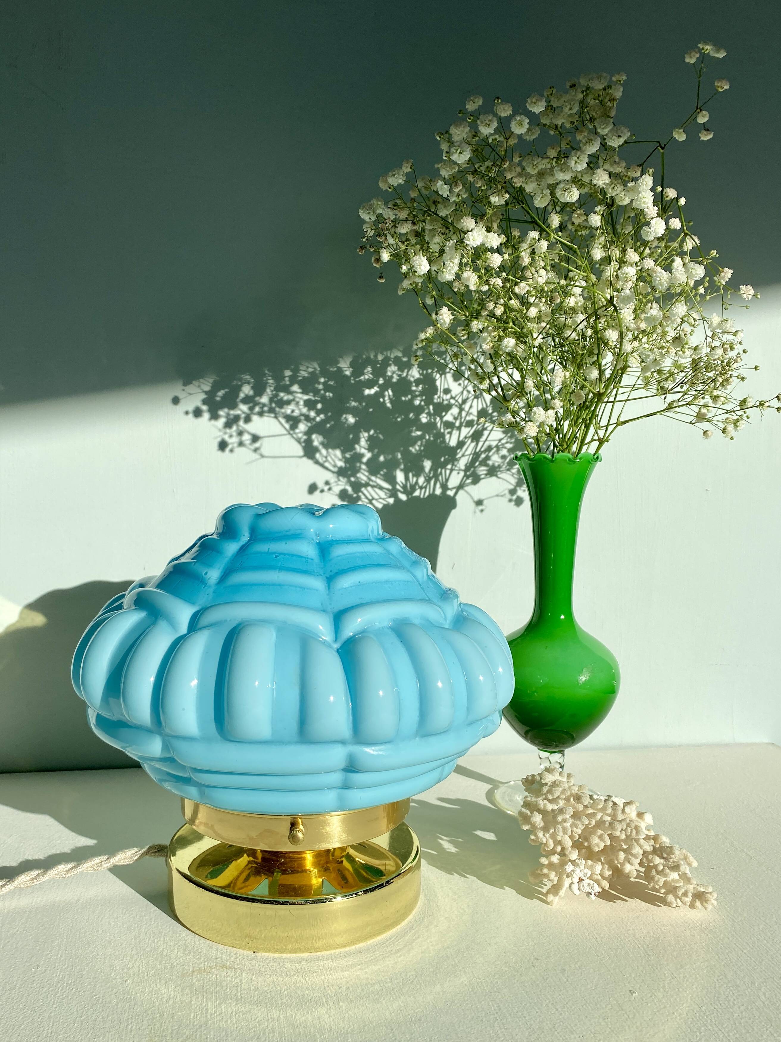 Lampe à poser globe vintage art déco en opaline bleue