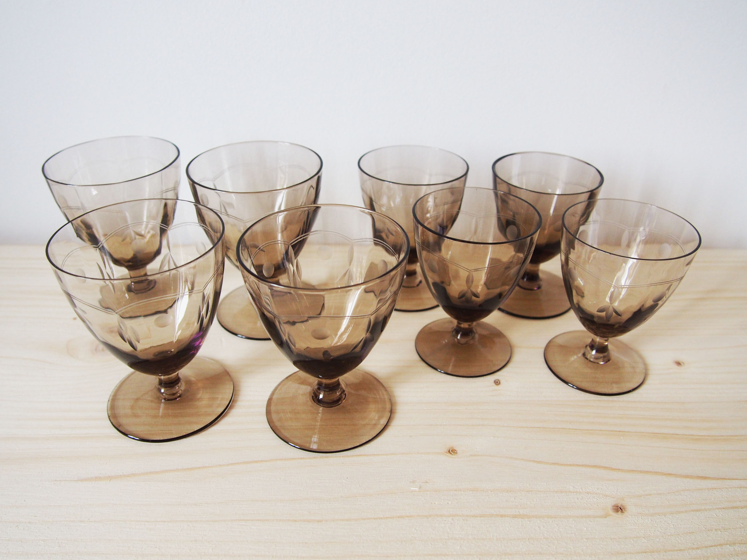 Set 8 engraved smoked glasses