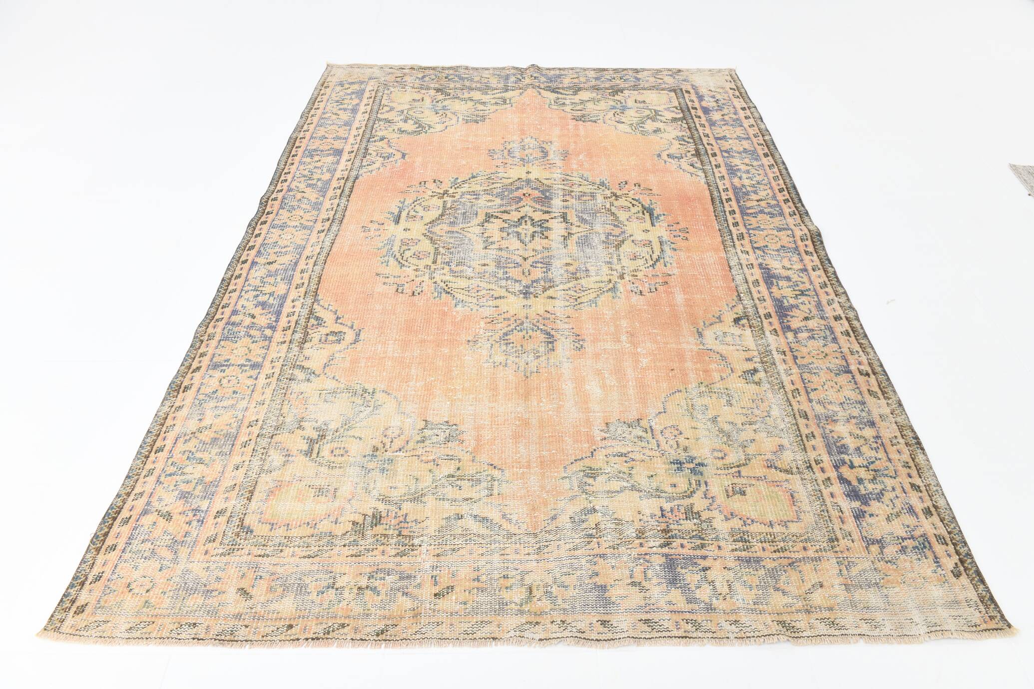 Tapis vintage en laine fait main, saumon doux et bleu marine, 183x264 cm
