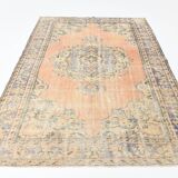 Tapis vintage en laine fait main, saumon doux et bleu marine, 183x264 cm
