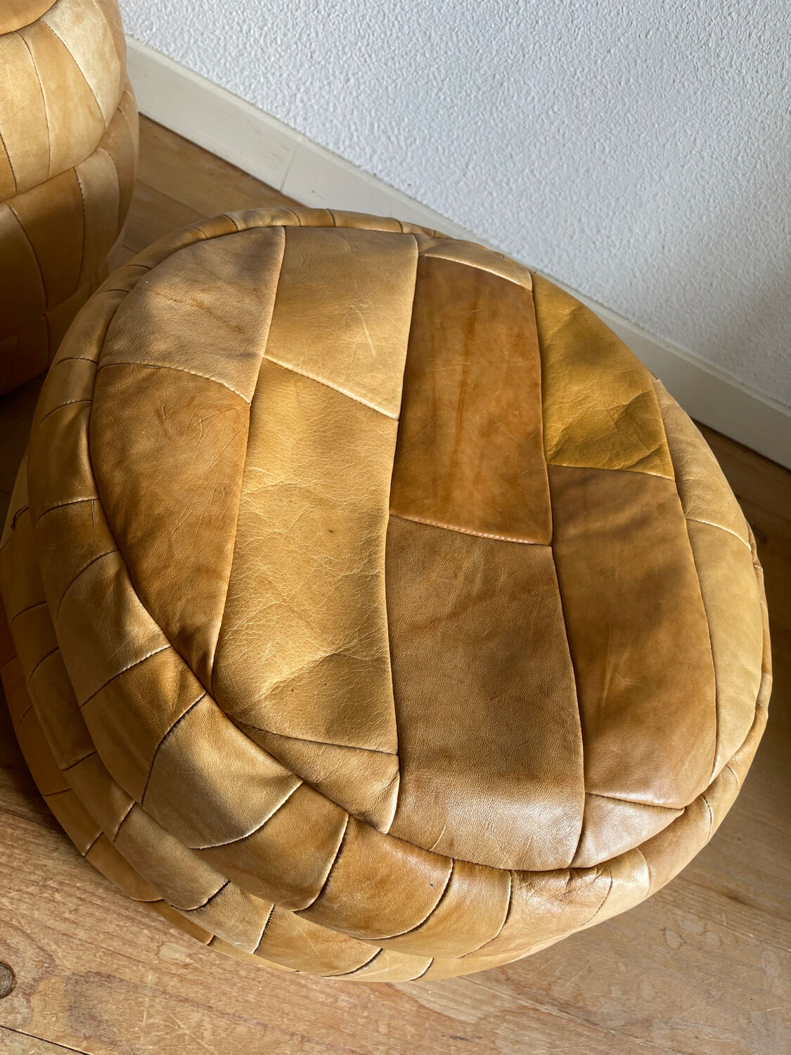 Set of 2 patchwork leather poufs brown camel De Sède