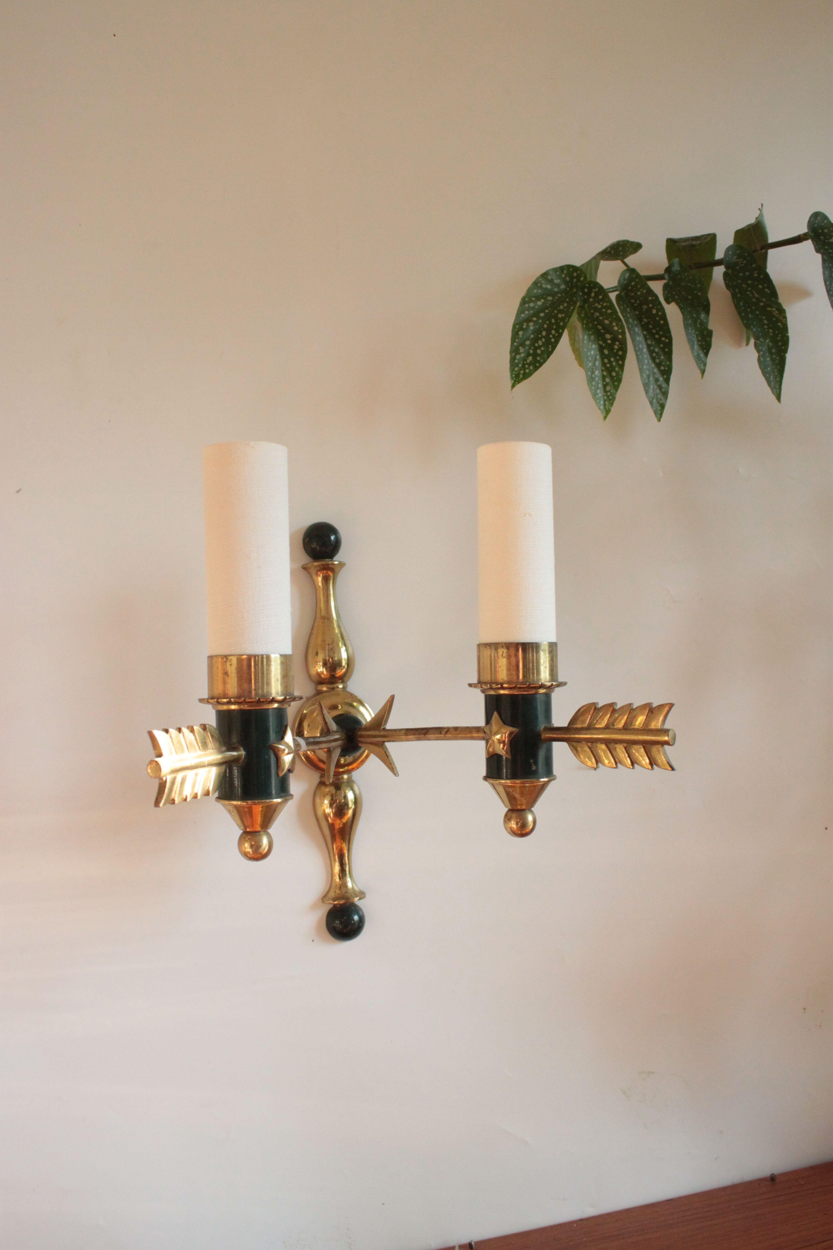 Interesting wall lamp with arrow decoration, modernist, 1950 solid brass