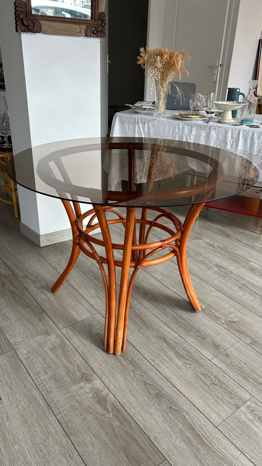 Table à manger verre fumé et rotin