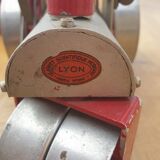 Toy plate locomotive