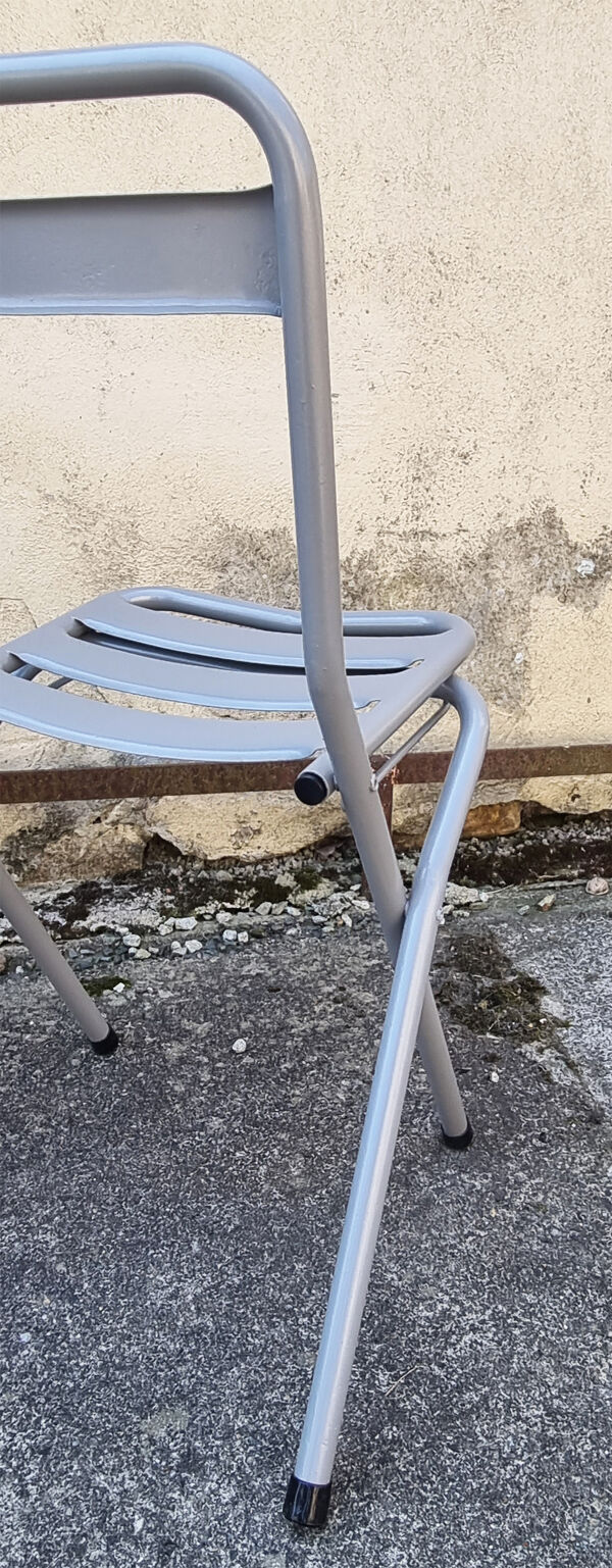 Table tolix, design indus, et ses 3 chaises pliantes, dessinés par xavier pauchard