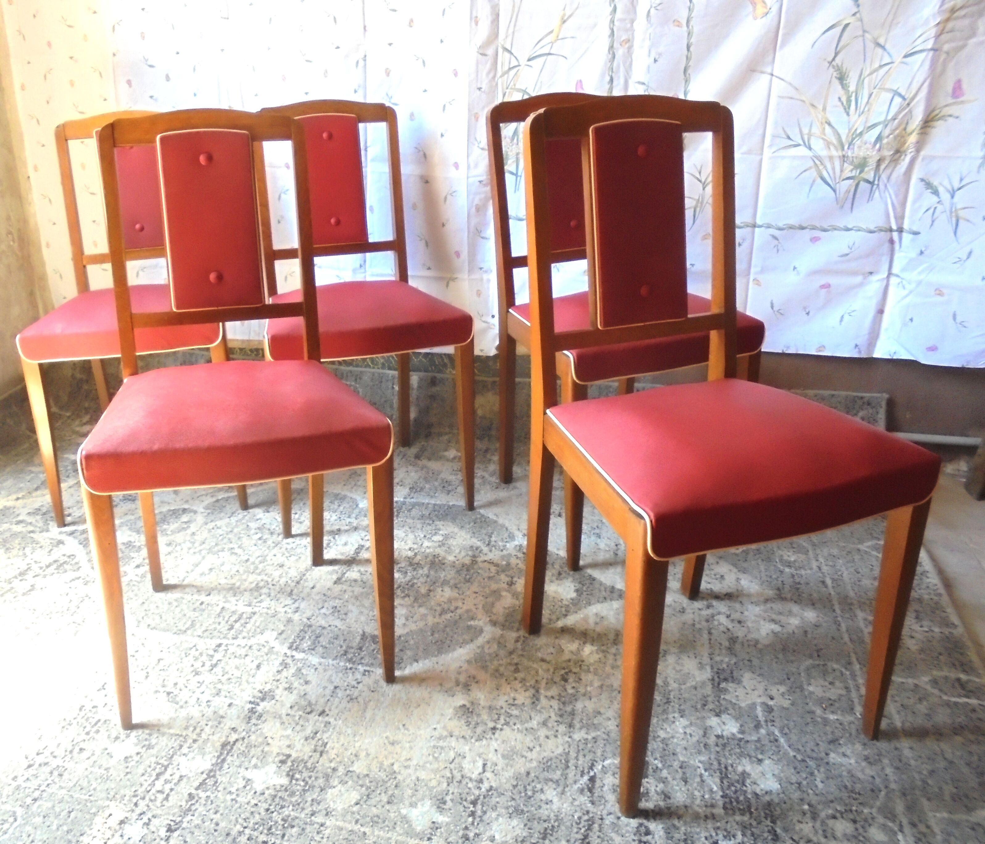 Set of 5 wooden chairs and red skaï