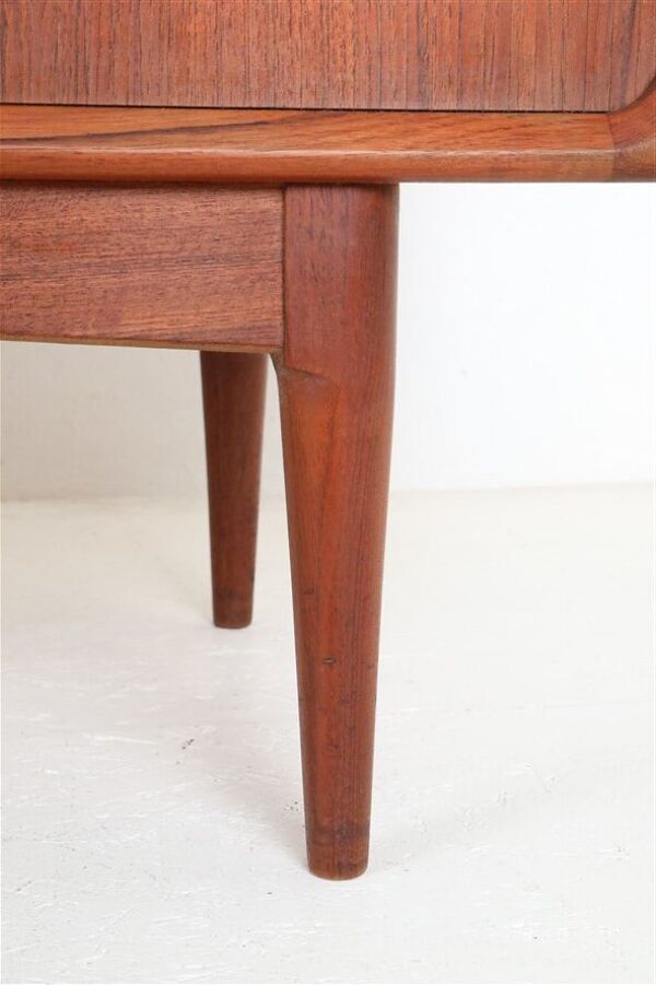 Enfilade en teck Bernhard Pedersen & Søn avec portes tambour / design danois du milieu du siècle moderne / années 1960
