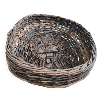 Oval wicker basket