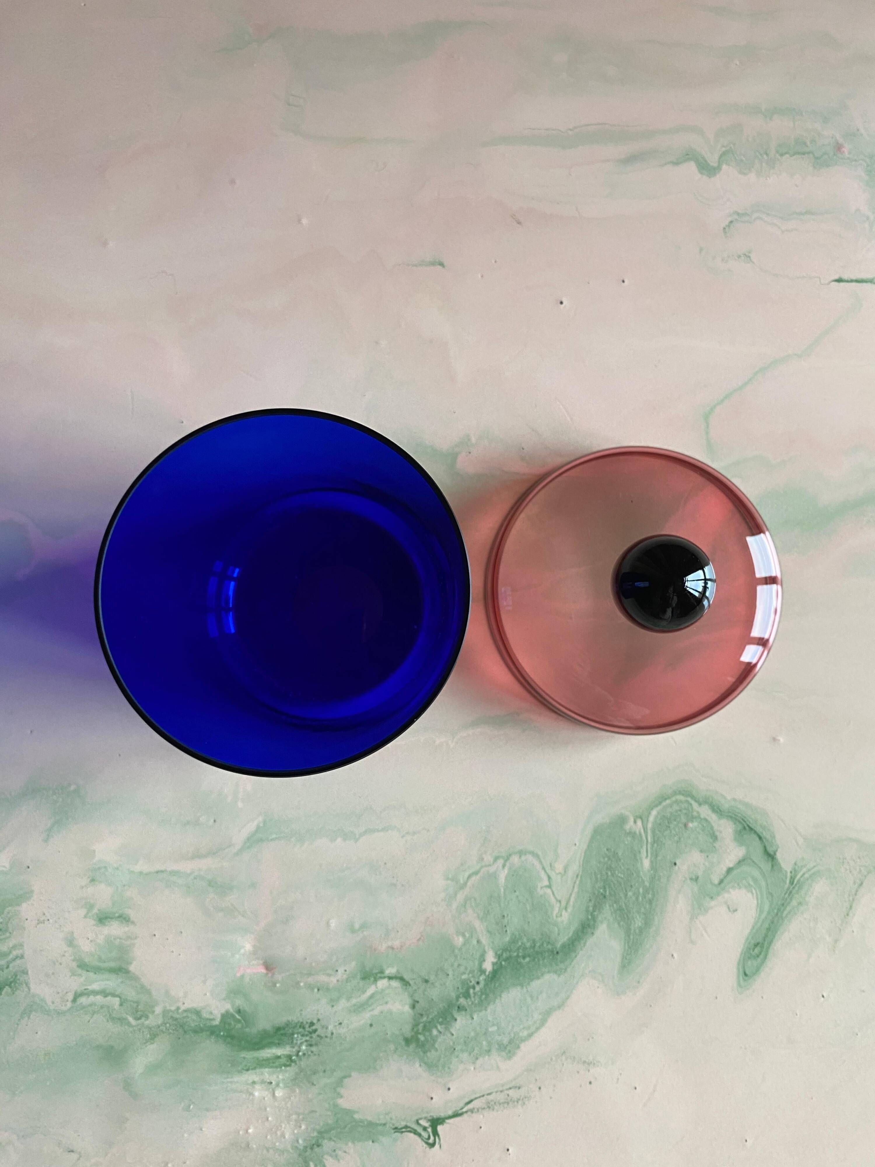 Bocal en verre fait main bleu, rose et noir avec couvercle par Erik Höglund, 1992