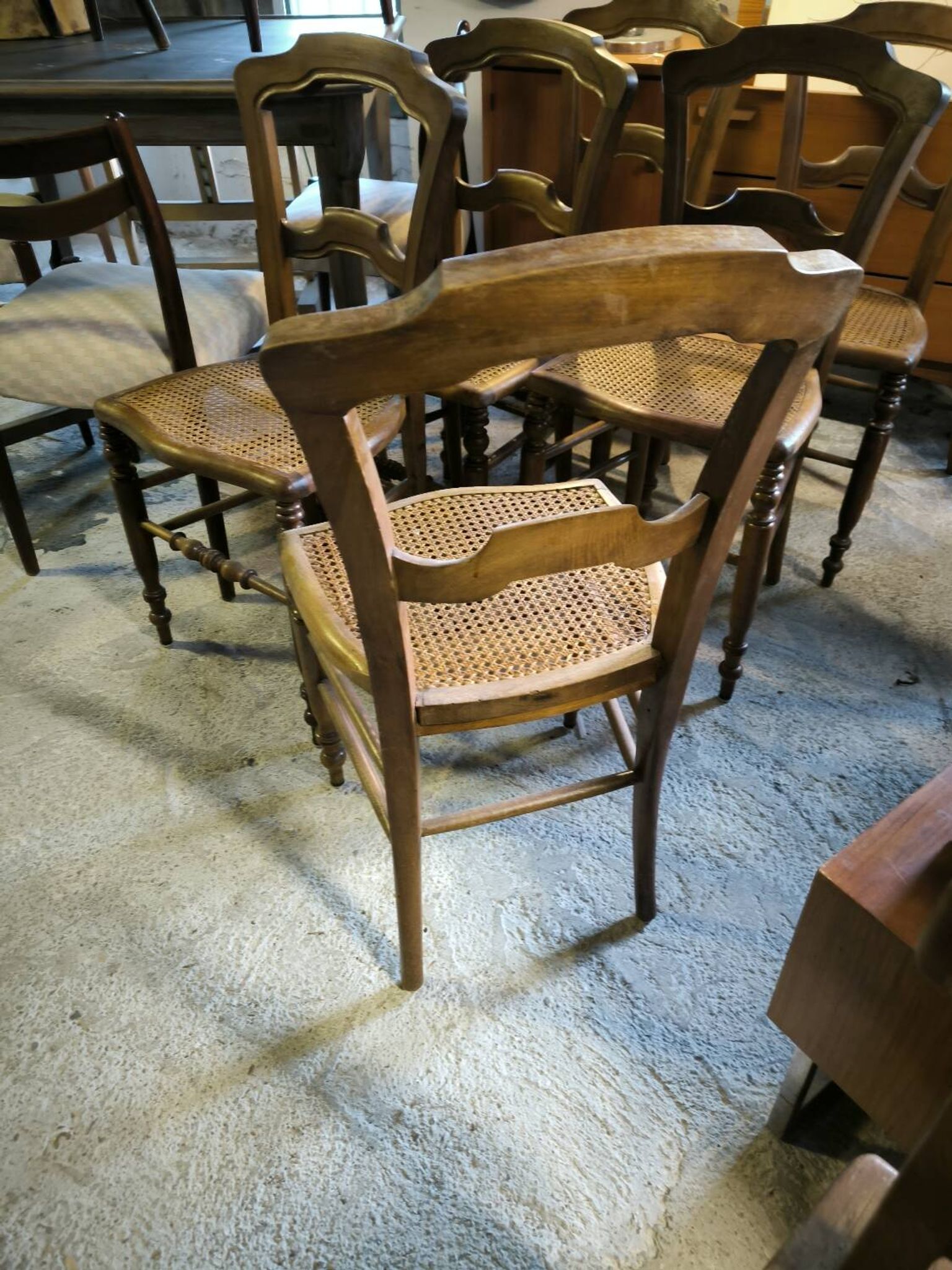 Série de 6 chaises en noyer massif et cannage vers 1870