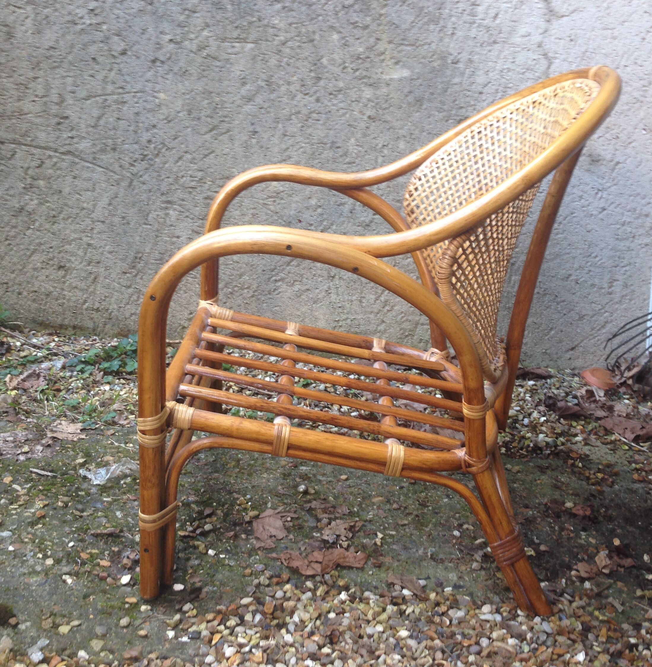 Fauteuil bas en rotin et bambou dossier canné vintage