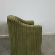 Chaises de cocktail vertes avec des roues chromées.