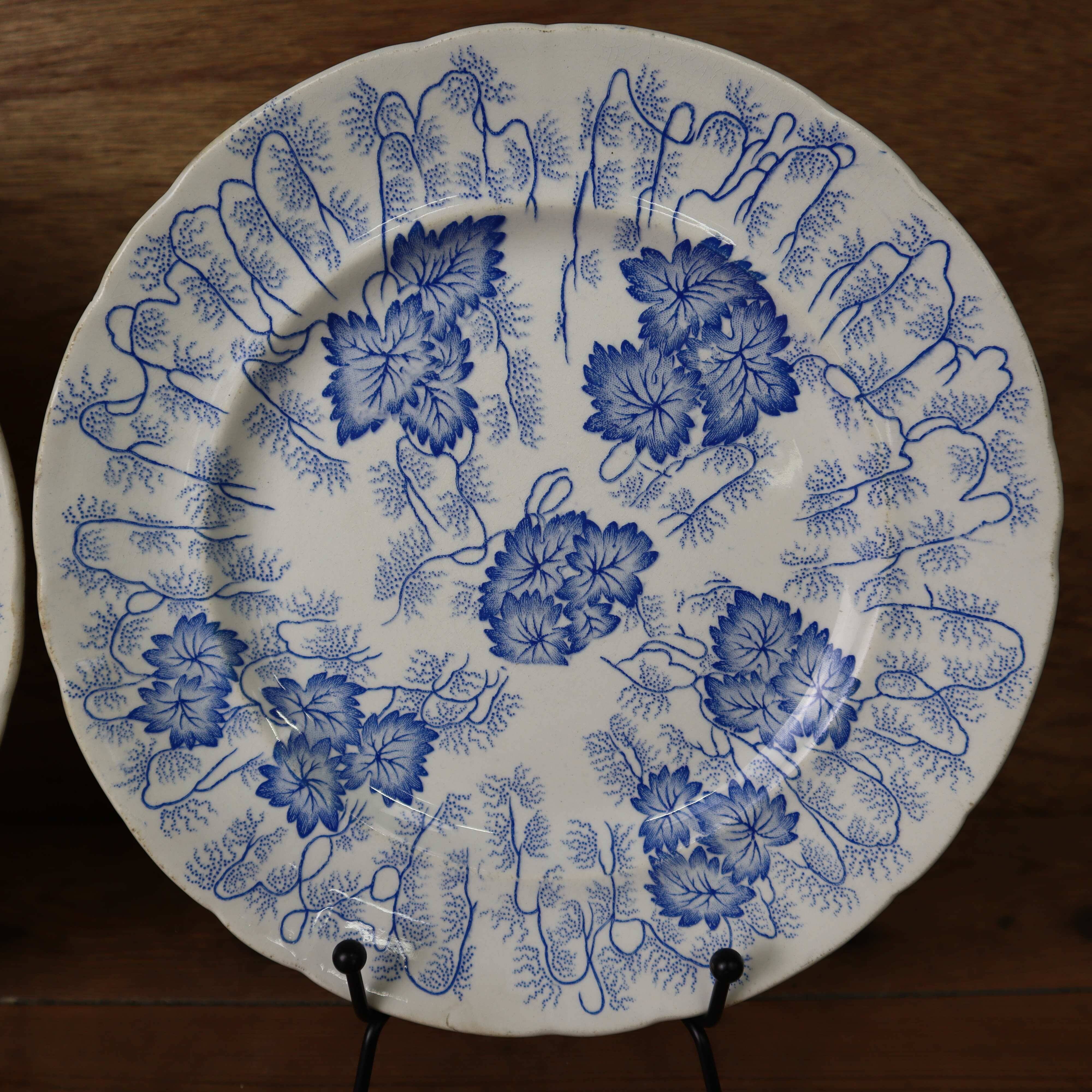 2 assiettes à dessert Terre de Fer modèle "Flora" Creil Montereau