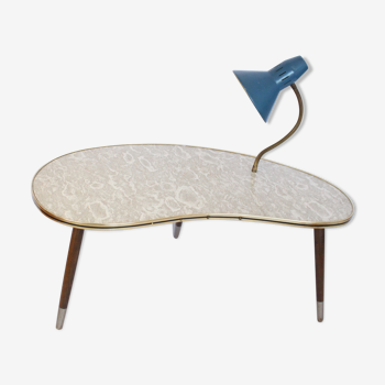 Table haricot avec une lampe