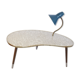 Table haricot avec une lampe