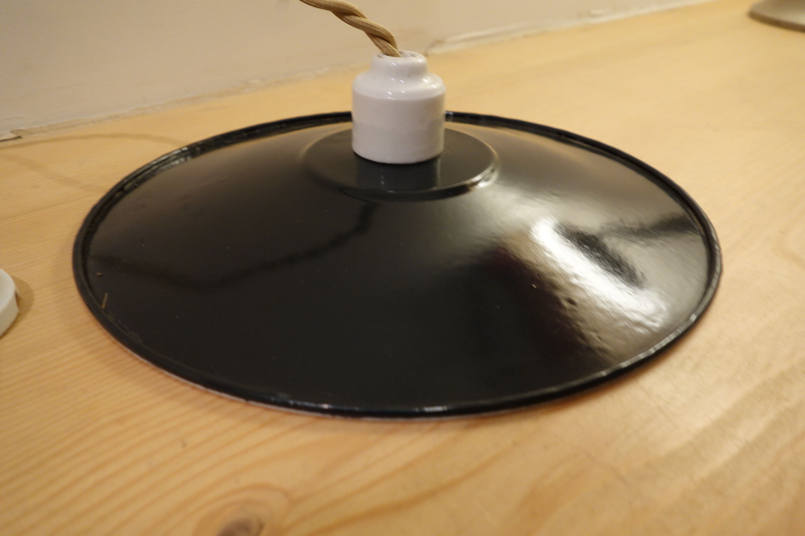 Black enamelled suspension - porcelain rosette