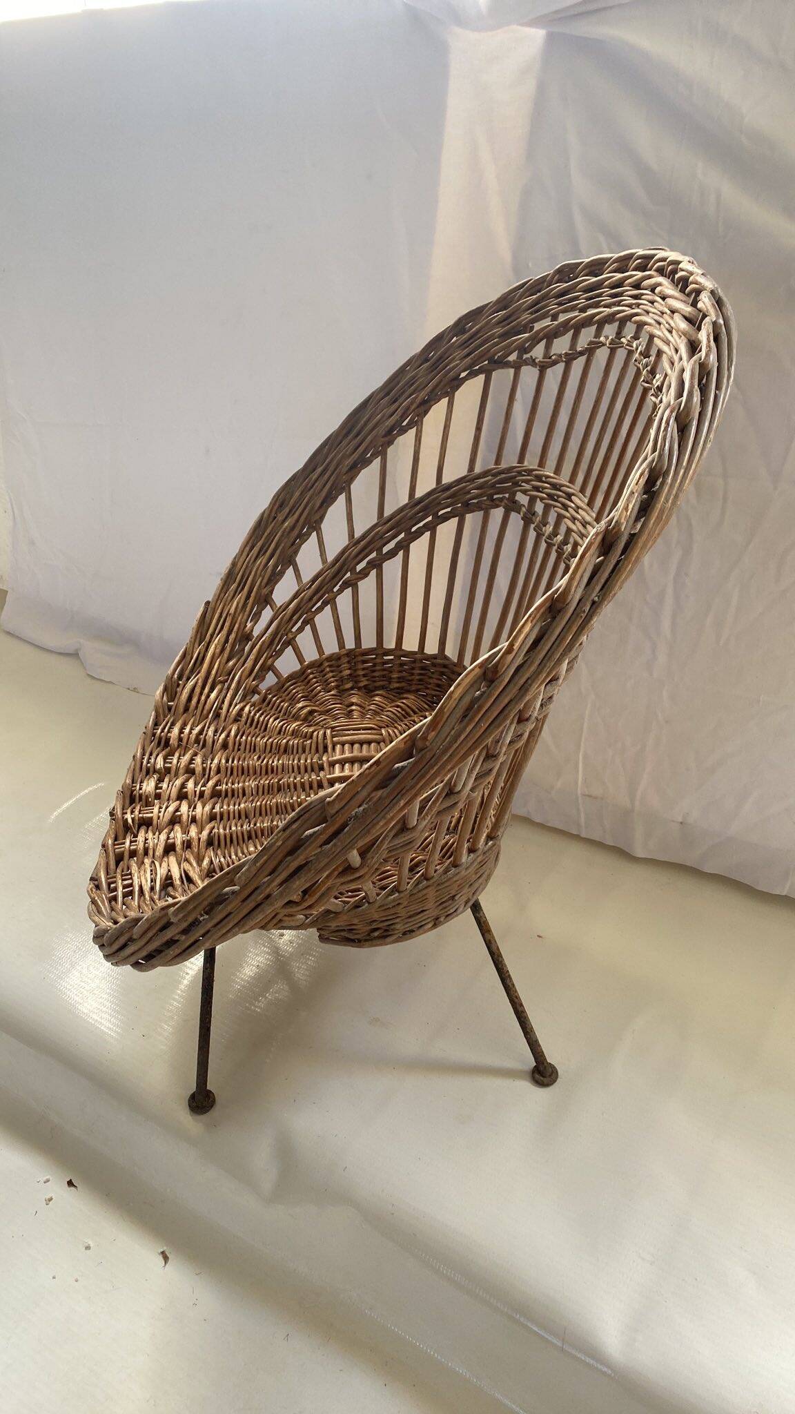 Vintage armchair – good condition, small legs