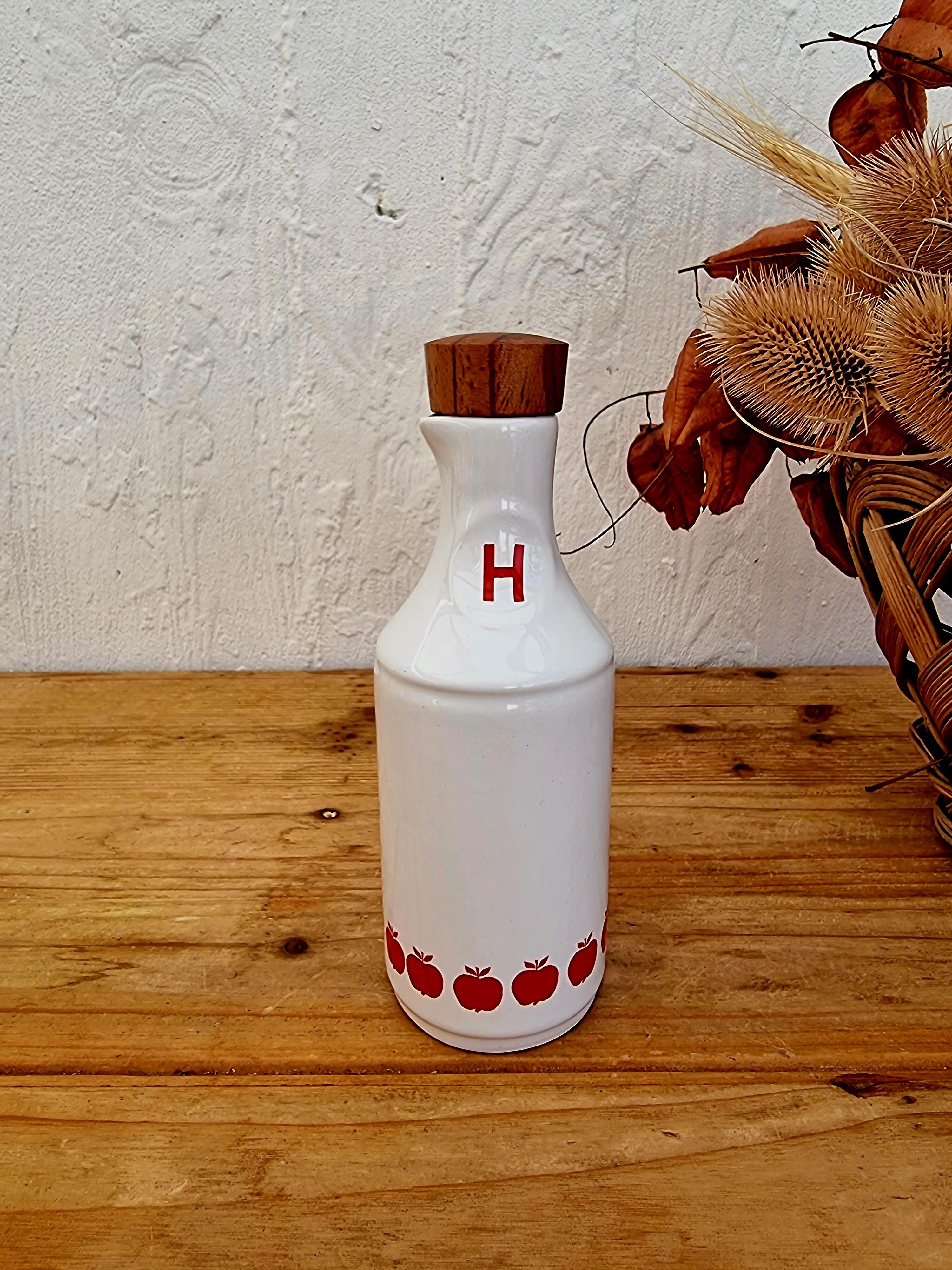 Apple-pattern condiment set